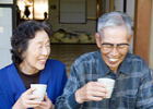 お茶を飲む老夫婦